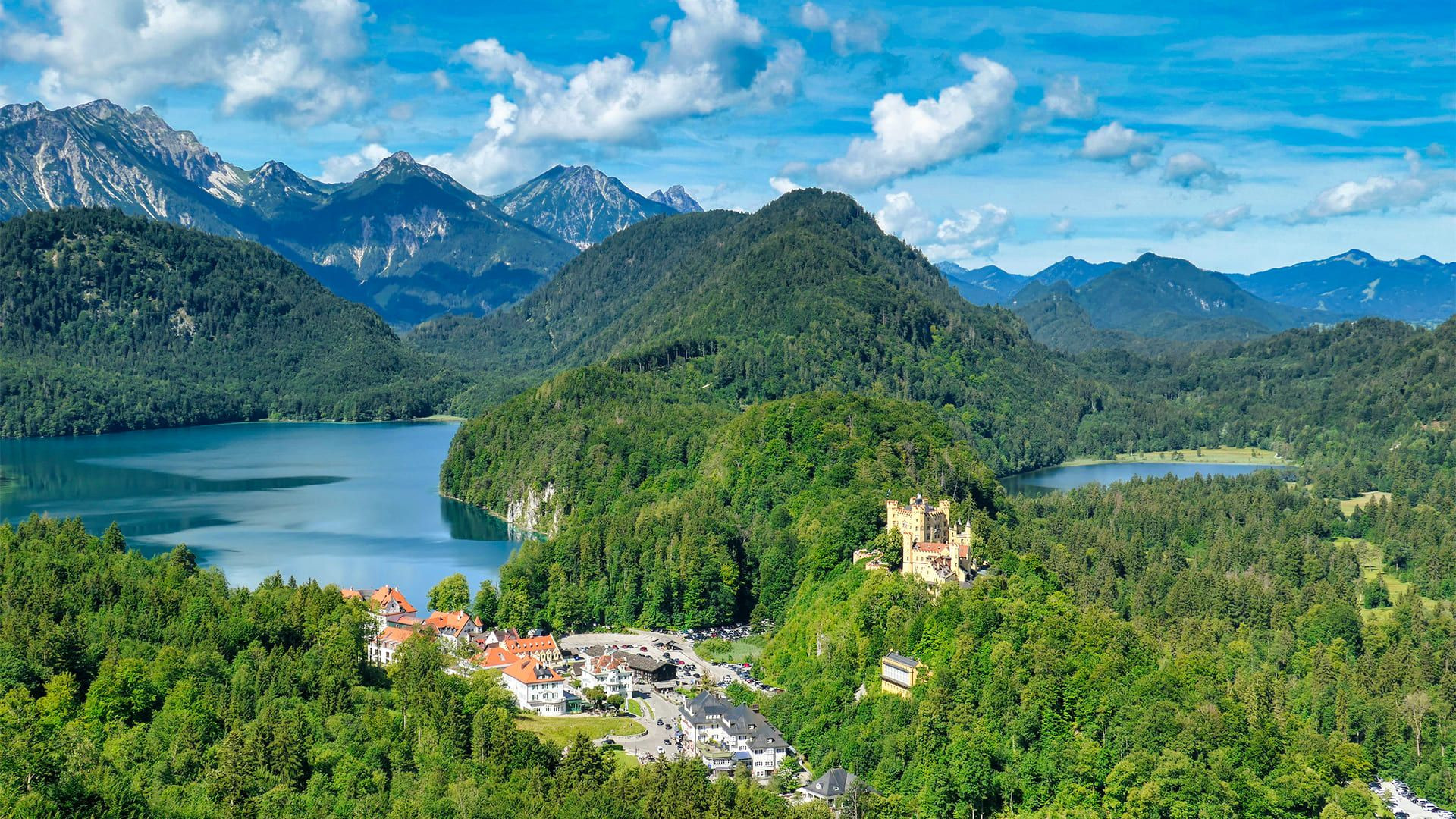 Château de Hohenschwangau et lacs alpins en hauteur - Bavière - Allemagne
