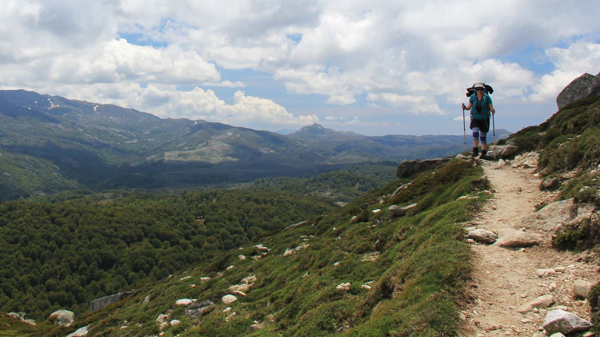 Randonneuse sur les sentiers du GR20 sud - Corse - France