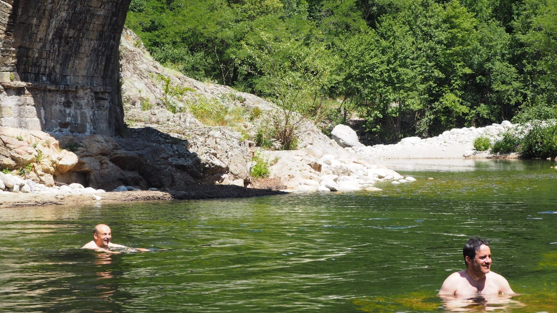 Baignade en rivière - Parc naturel régional des Monts d'Ardèche - France