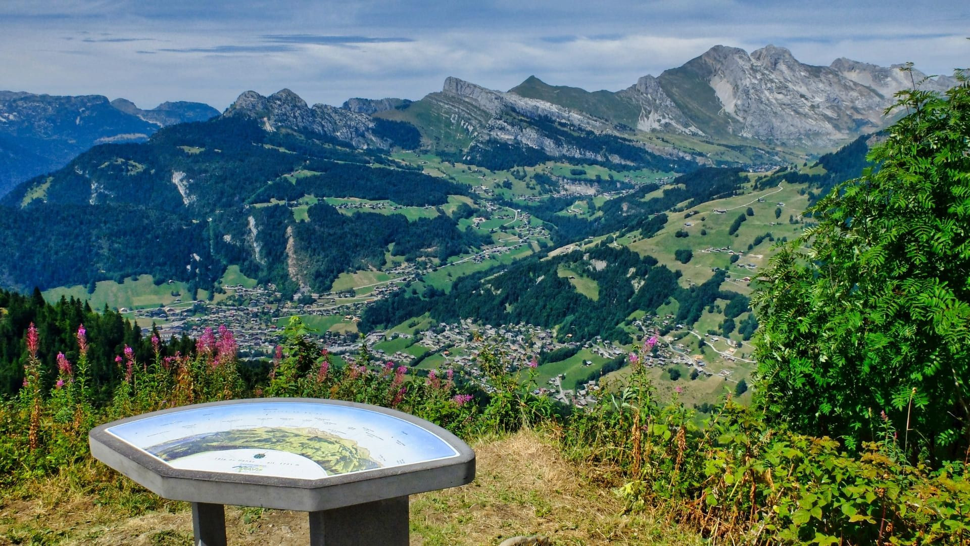 © Thomas Praire Table d'orientation de la Tête du Danay sur la vallée des Aravis - Alpes - France