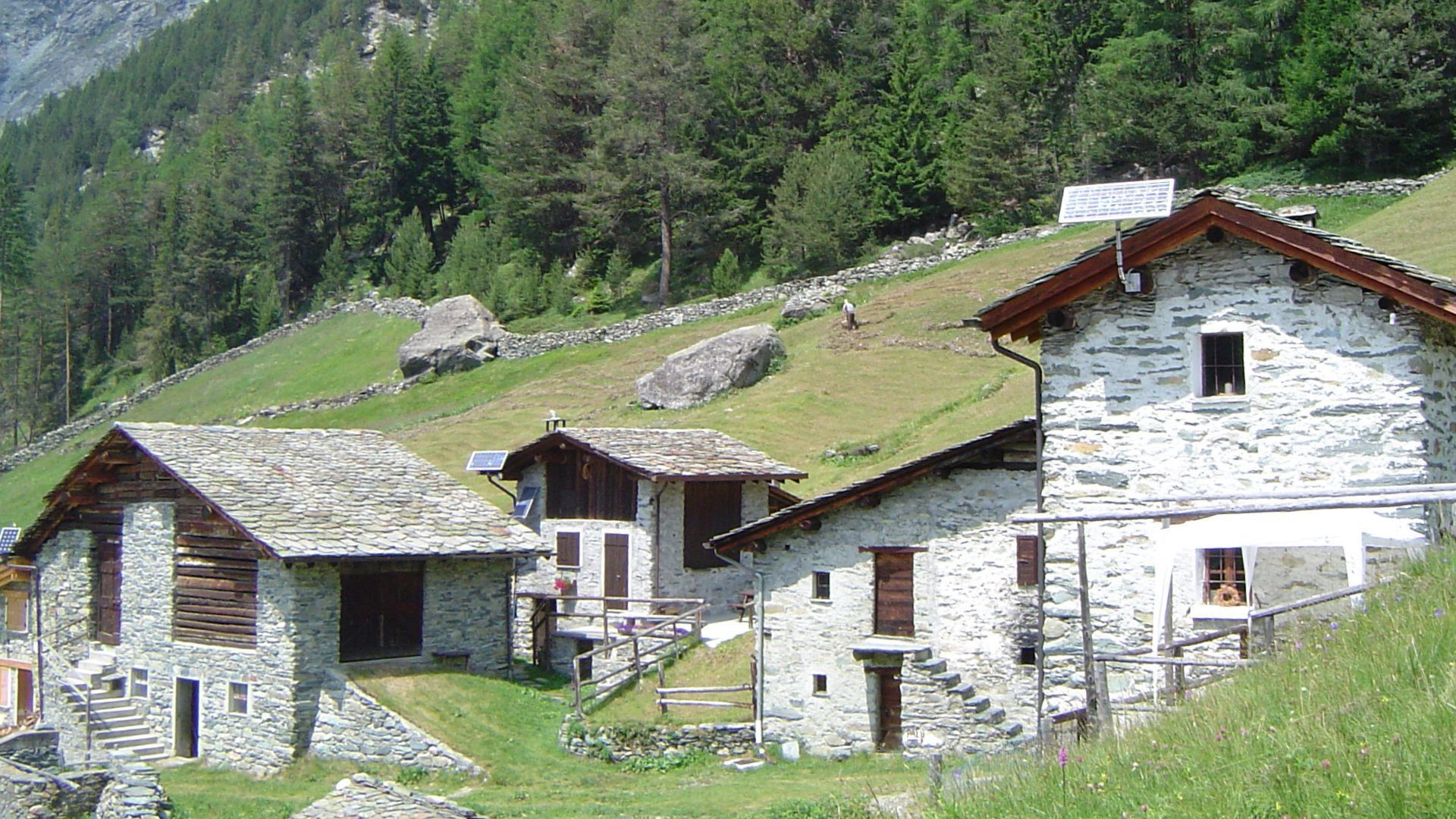 Hameau de chalets en pierre dans un alpage - Vallée d'Aoste - Italie