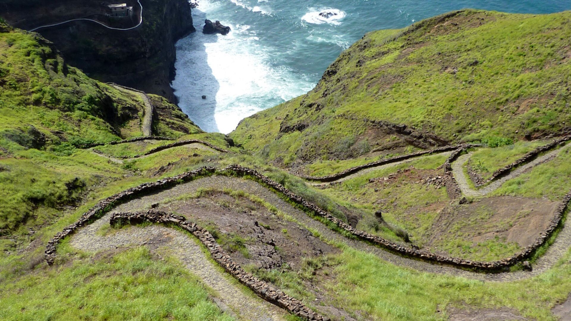 Sentier en terrasses sur une côte volcanique - île atlantique