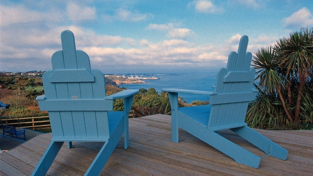 Chaises bleues sur une terrasse face à la mer - Bretagne - France