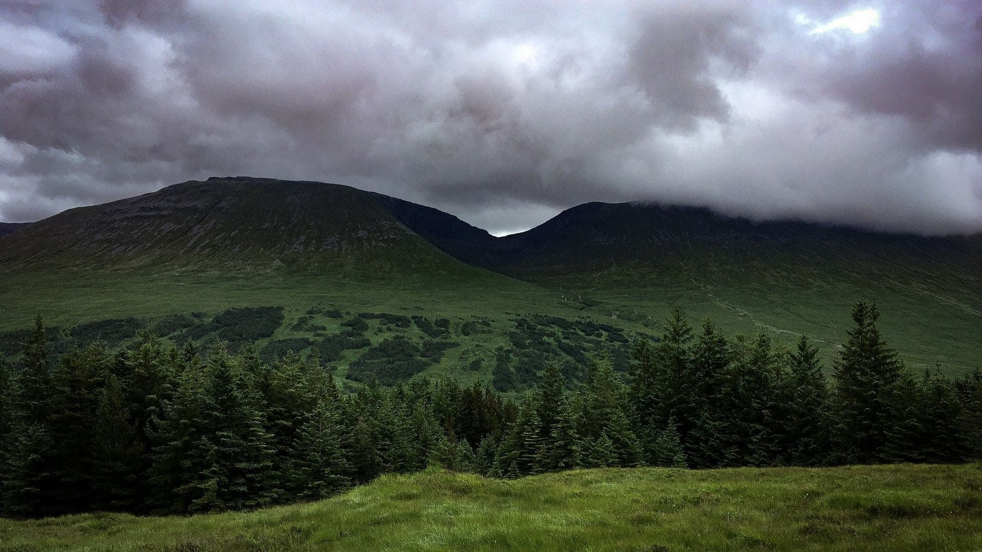 Collines sauvages sous un ciel nuageux - West Highland Way - Écosse