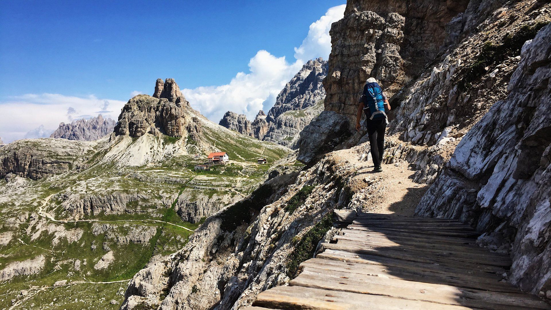 Randonneuse sur un sentier face au refuge - Dolomites - Italie
