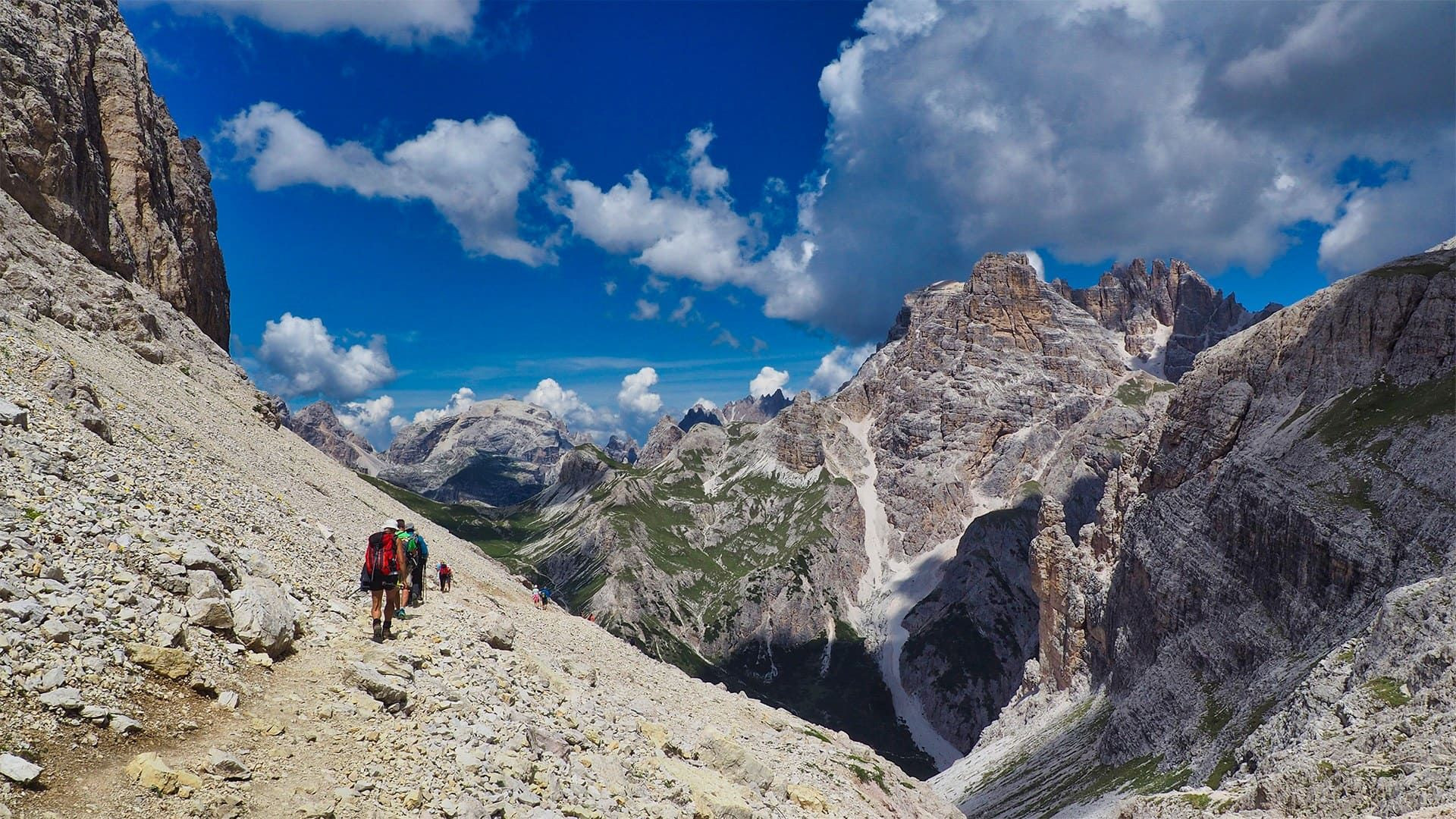 © Thomas Praire Randonneurs au tour des Tre Cime di Lavaredo - Dolomites - Italie
