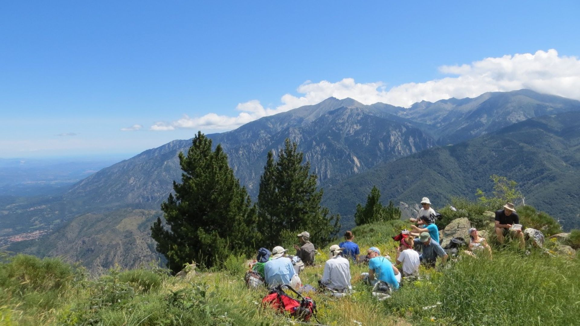 Randonneurs en pause face au massif du Canigou - Pyrénées-Orientales - France