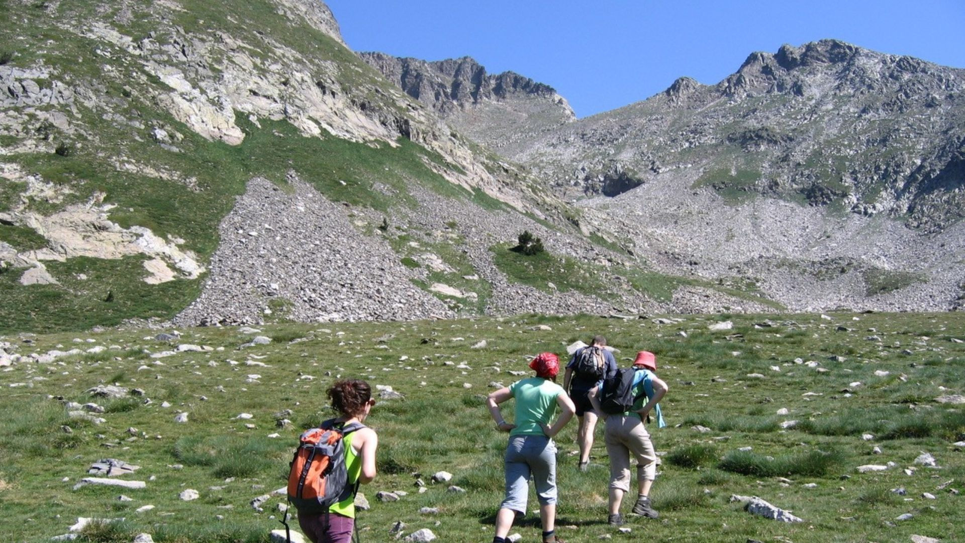Randonneurs montant vers les crêtes du Canigou - Pyrénées - France
