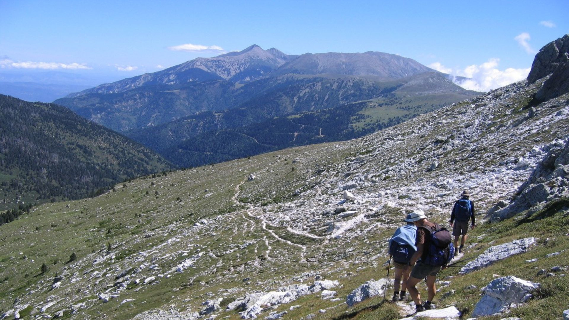 Randonneurs face au Canigou - Pyrénées-Orientales - France