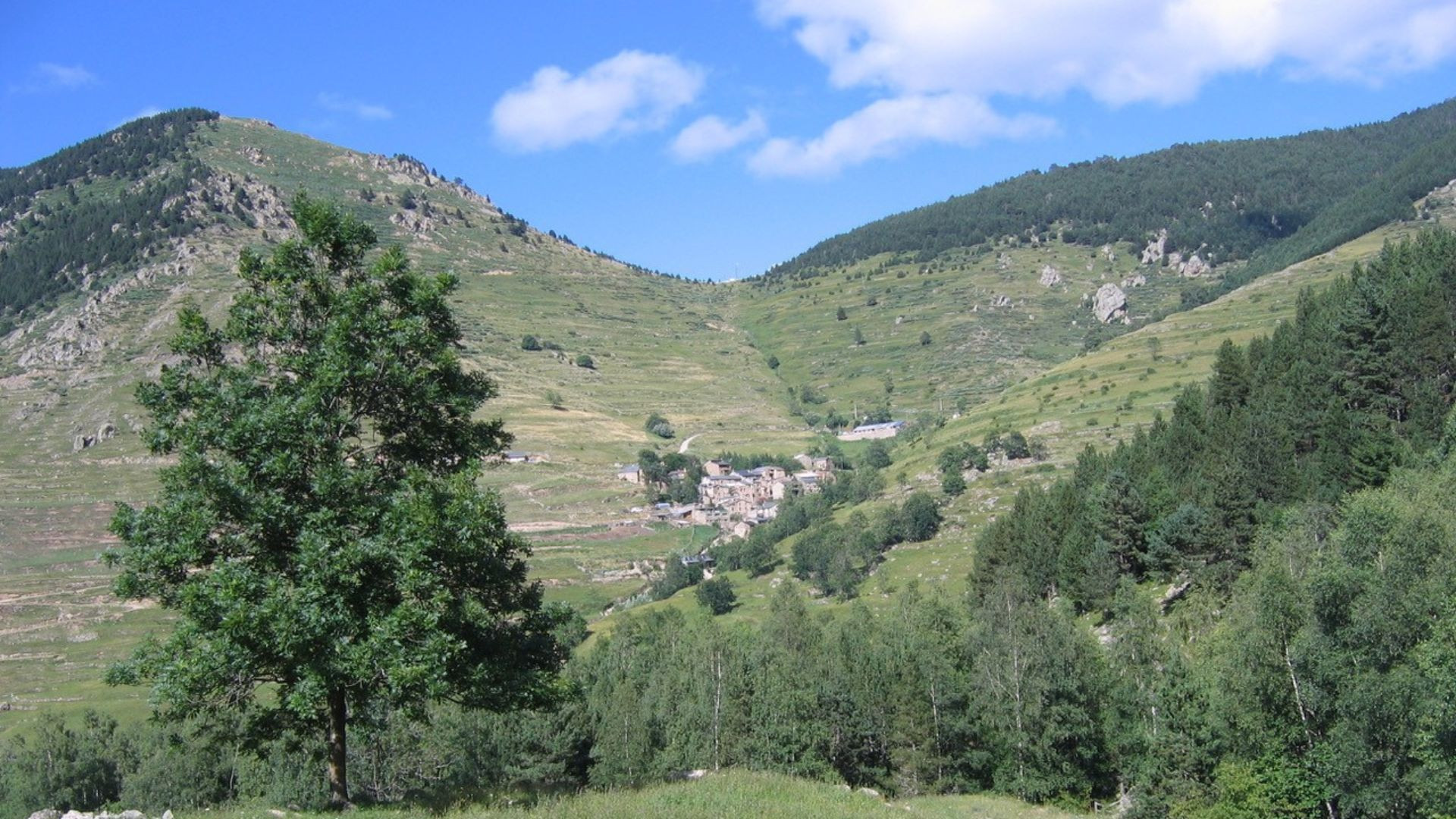 Village de montagne au pied du massif du Canigou - Pyrénées - France