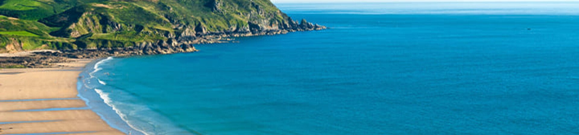 Plage et baie aux eaux turquoise du Cotentin - Normandie - France