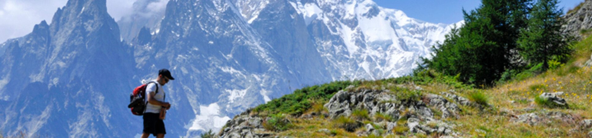 Randonneur face au massif du Mont-Blanc - Alpes - France (2)