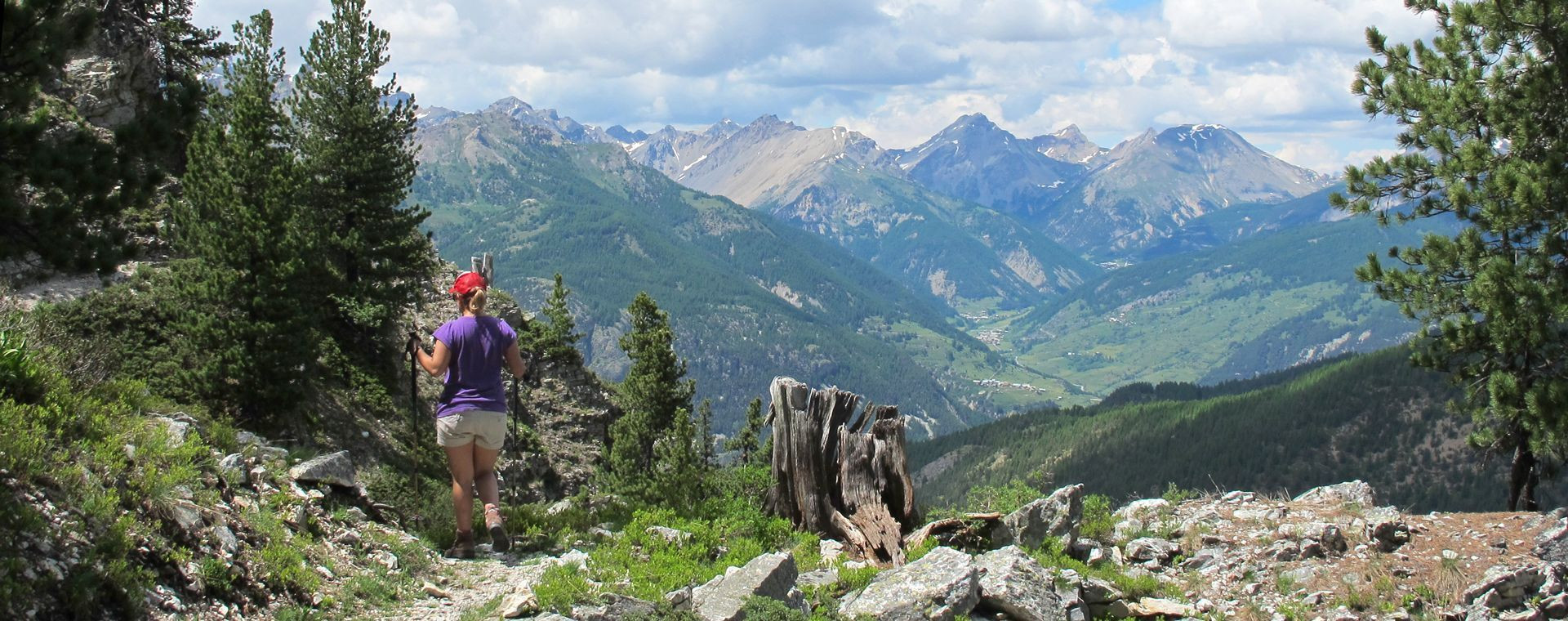 Randonneuse sur le Tour du Mont-Blanc - Alpes - France