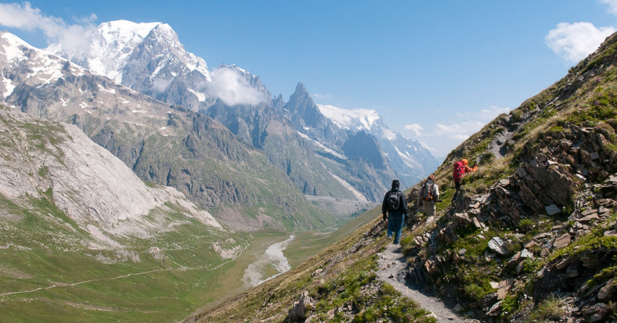 Randonneurs sur le sentier face au massif du Mont-Blanc - Val Ferret - Italie