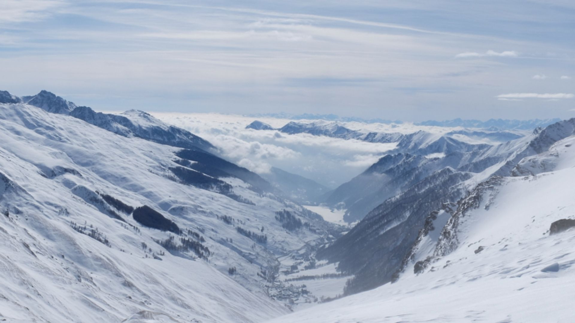 Randonnée en raquettes - Vallée enneigée du Queyras - France