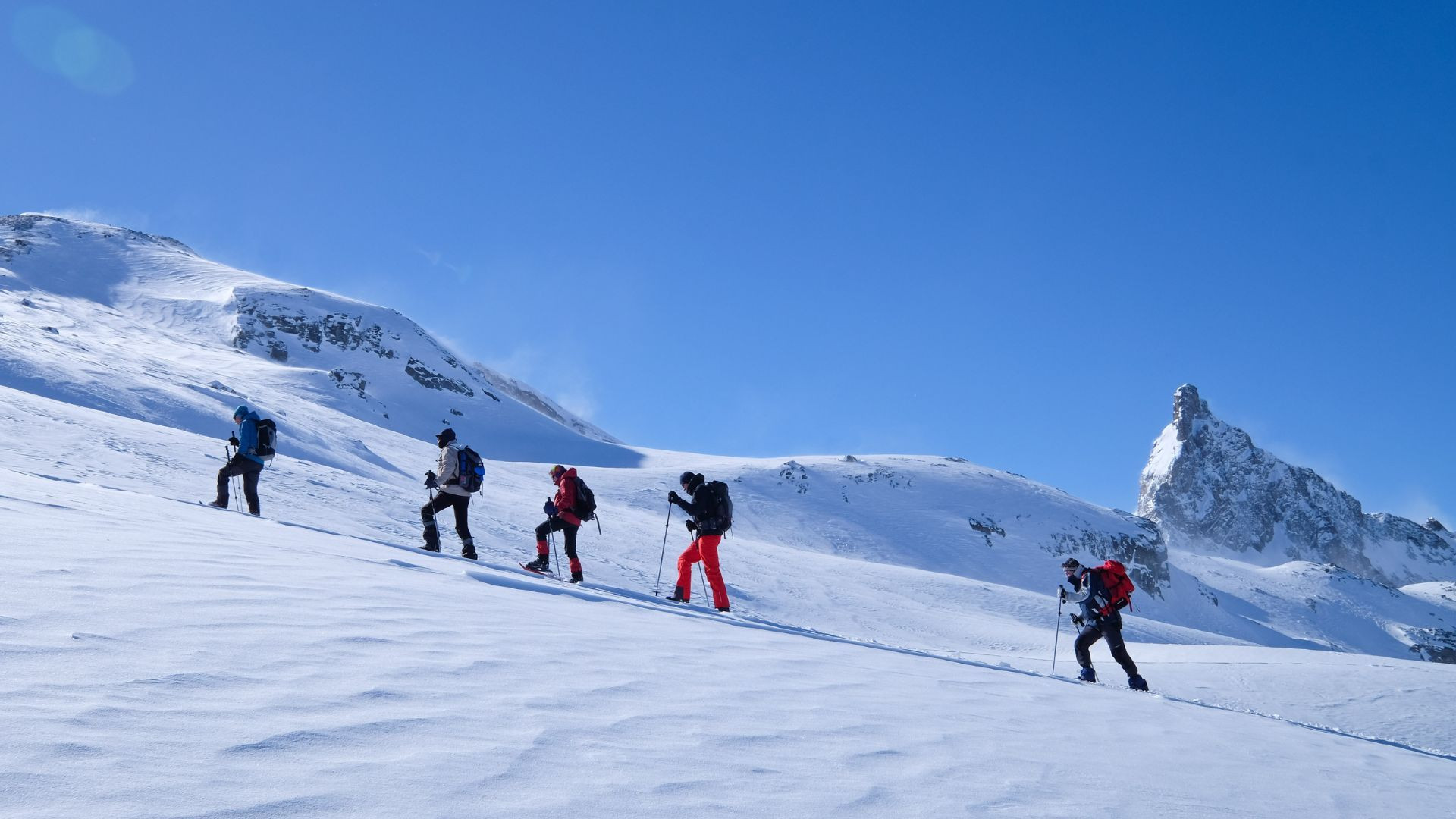 Randonnée à raquettes en file - Tour du Queyras - Alpes - France