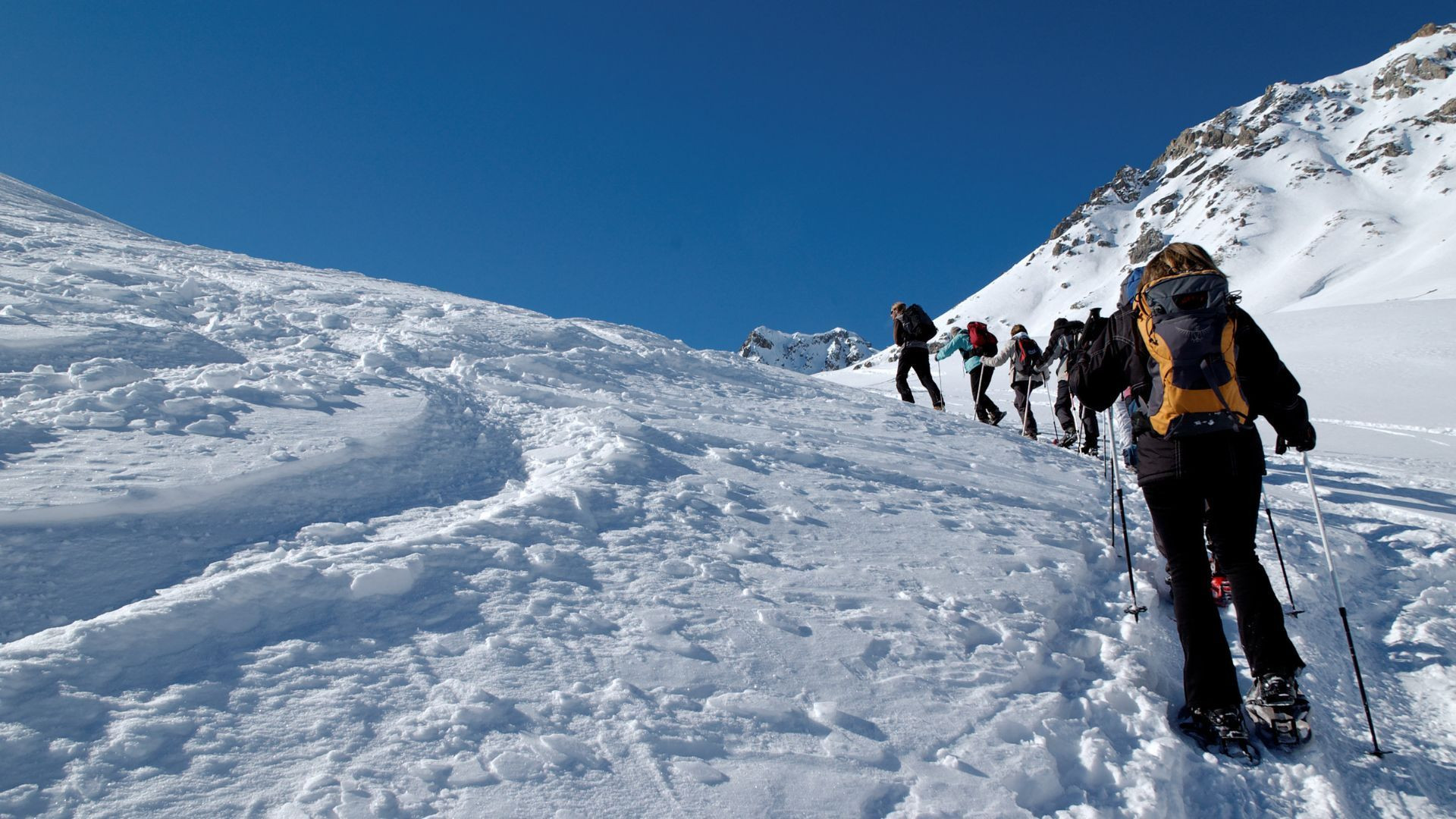 Randonneurs en raquettes sur le Tour du Queyras - Hautes-Alpes - France