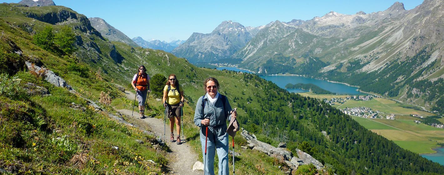 Randonneurs sur un sentier d'altitude au-dessus des lacs - Engadine - Suisse