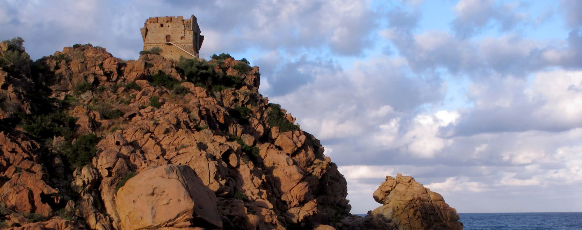 Tour génoise sur les rochers rouges - Porto - Corse