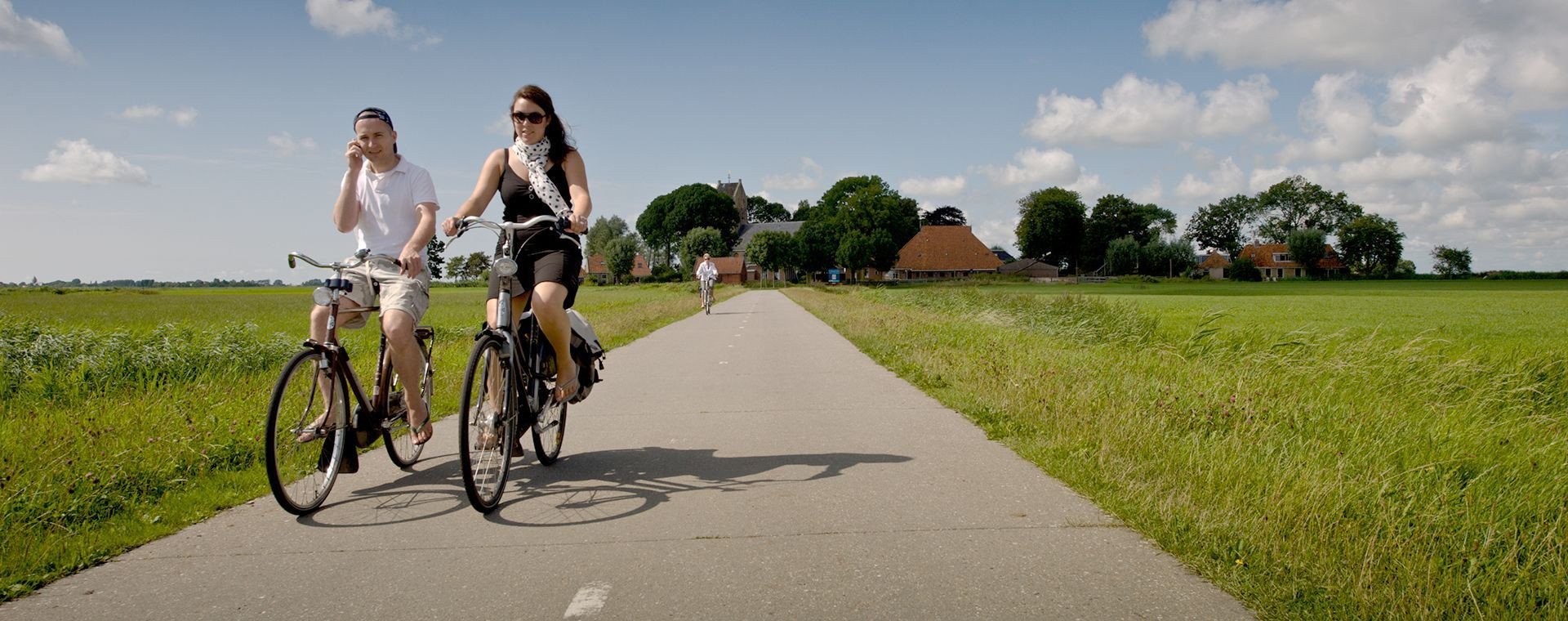 Cyclistes sur une route de campagne - Frise - Pays-Bas