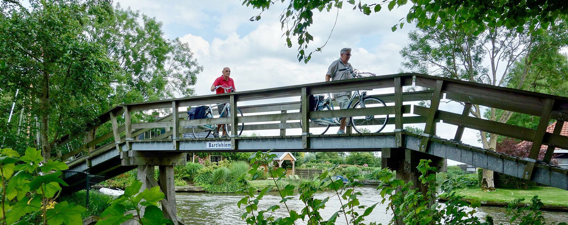 Cyclistes sur le pont de Bartlehiem, tour des Onze Villes frisonnes - Frise - Pays-Bas