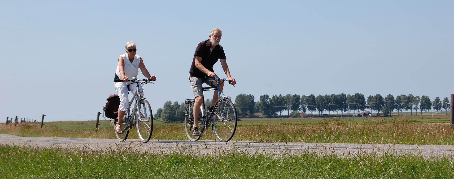 Cyclistes sur une digue de campagne - Frise - Pays-Bas