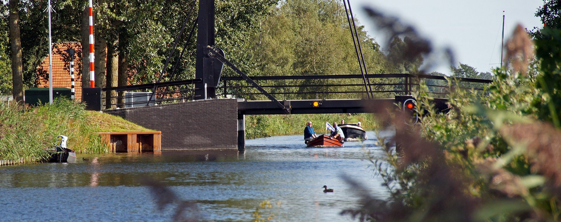 Pont basculant sur canal et petit bateau - Frise - Pays-Bas