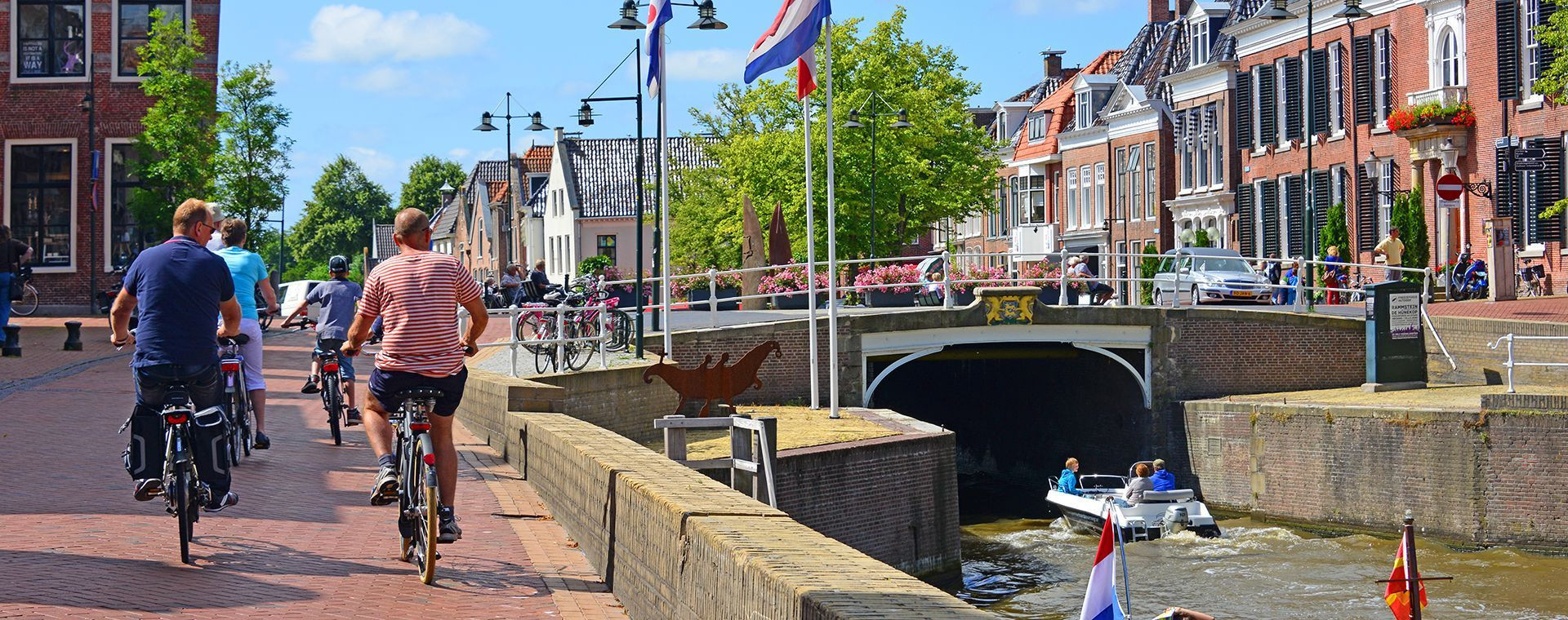 Cyclistes le long d'un canal frison - Frise - Pays-Bas
