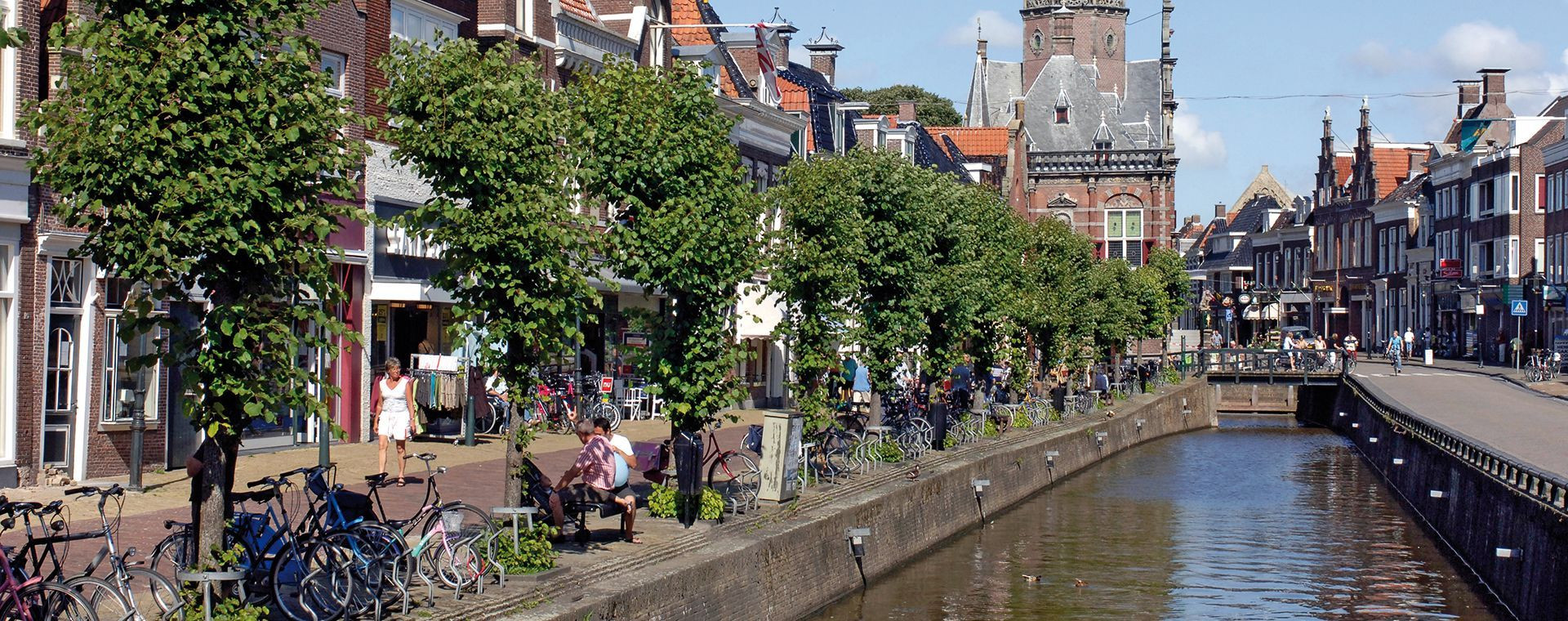 Canal et vélos dans une ville frisonne - Frise - Pays-Bas