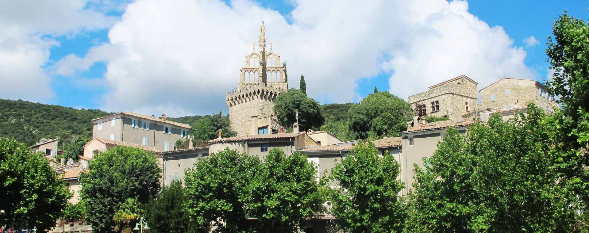 Village perché et clocher parmi les arbres - Provence - France