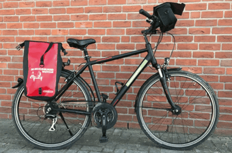 Velo de randonnee avec sacoches devant mur en briques - Allemagne