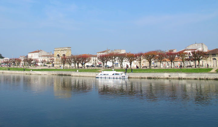 Bateau sur la Charente et arc romain de Saintes - Charente-Maritime - France