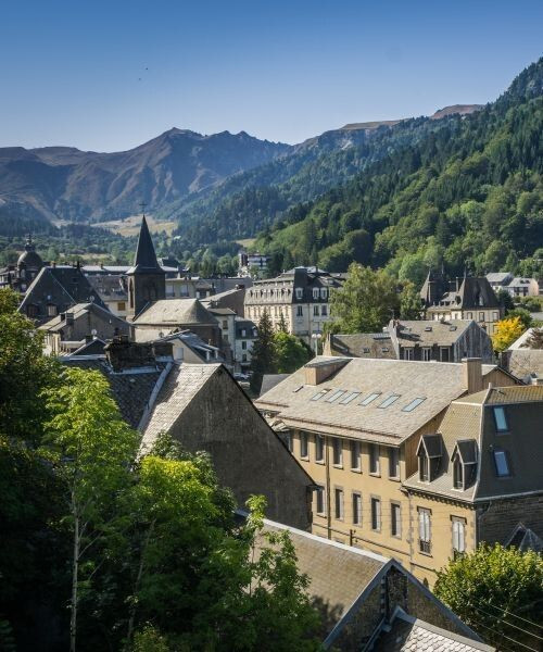 Ville du Mont-Dore au pied du massif du Sancy - Auvergne - France