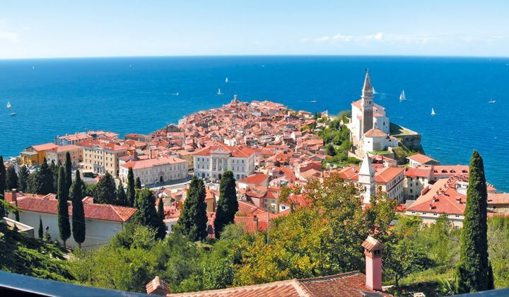 Vue sur la vieille ville de Piran et l'Adriatique - Slovénie
