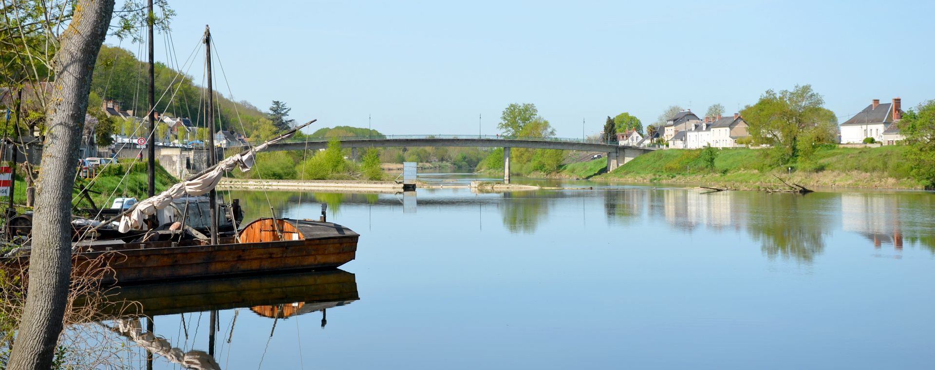 Bateau traditionnel sur le Cher près de Tours - Loire - France