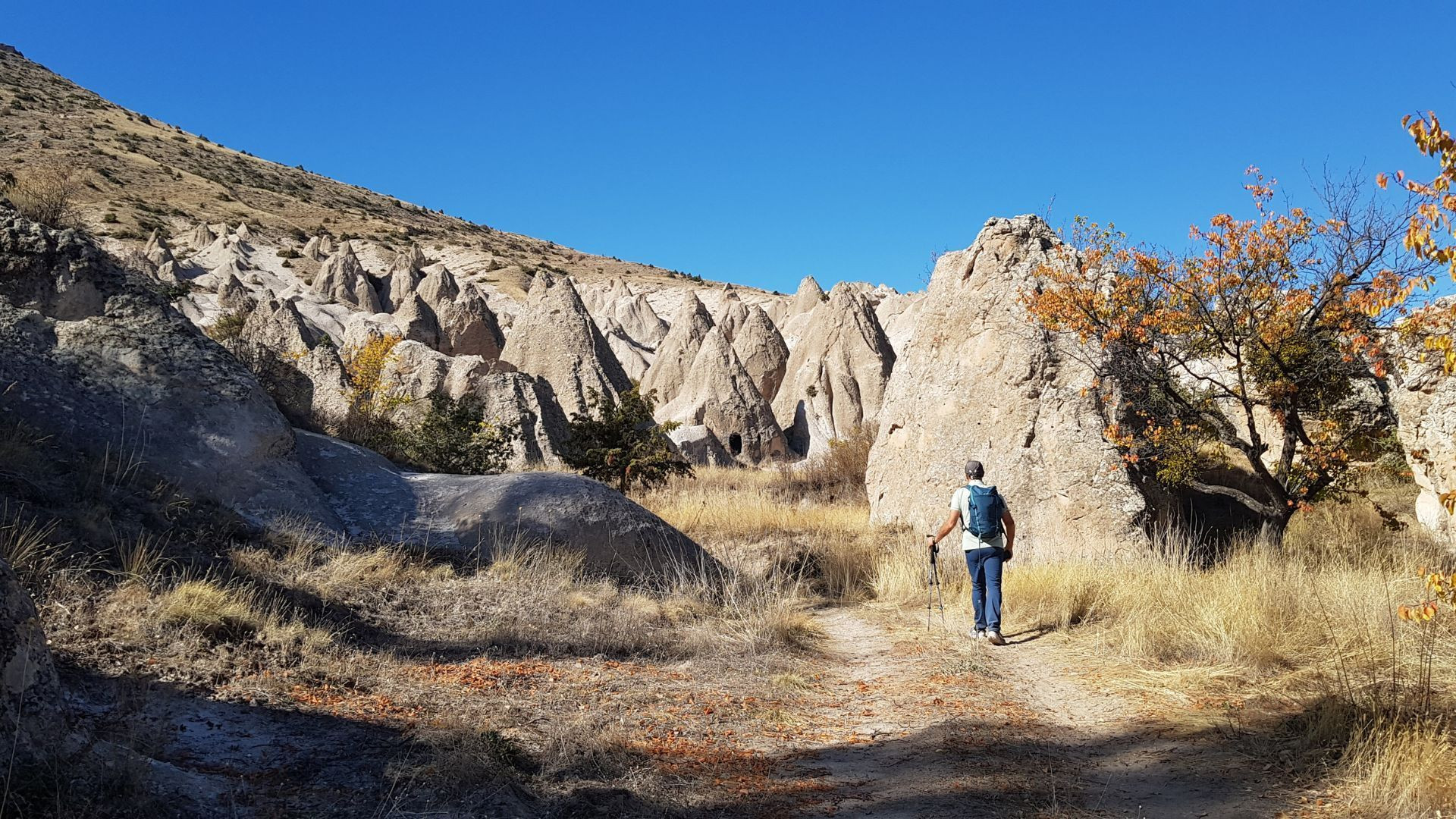 Randonneur parmi les cheminées de fée - Cappadoce - Turquie