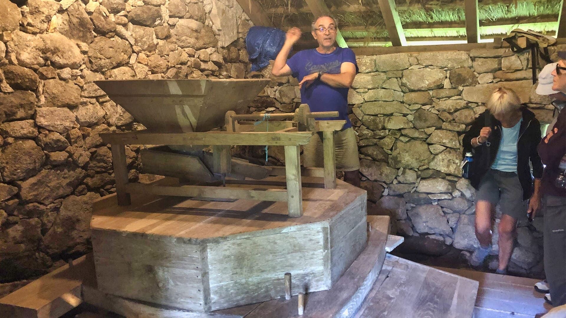 Artisan présentant un moulin traditionnel - Plateau de Millevaches - Limousin - France