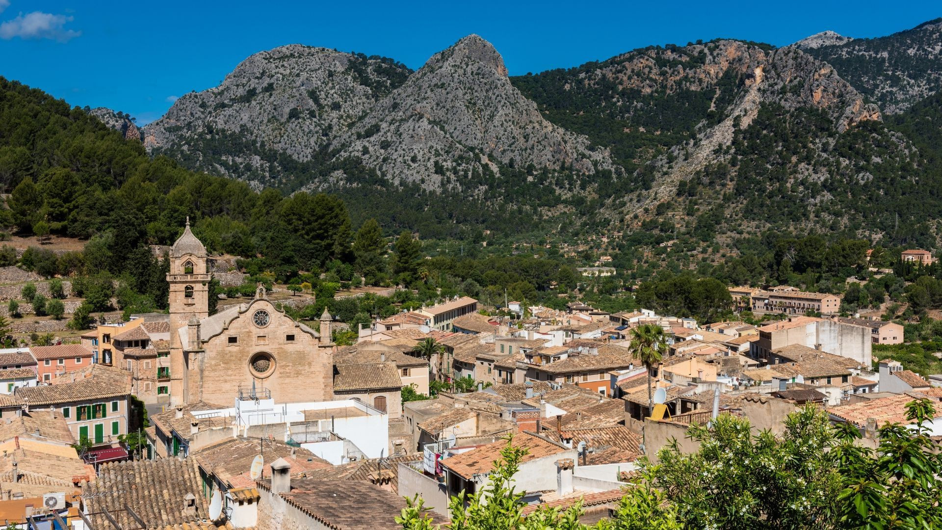 Village traditionnel au pied des montagnes - Majorque - Espagne