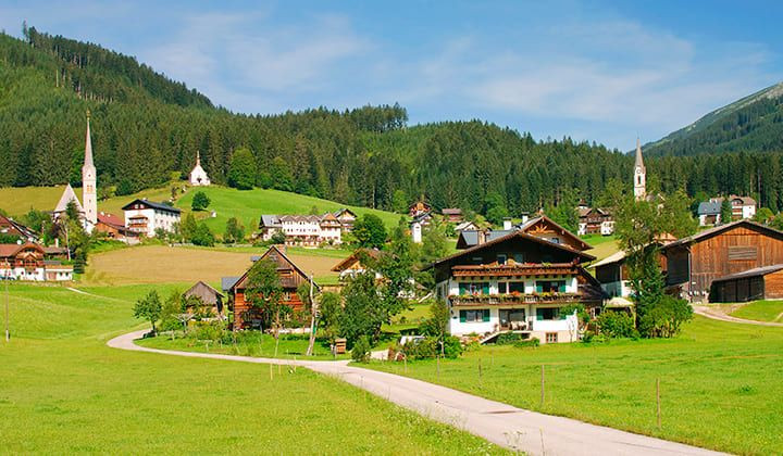 Village alpin traditionnel avec chalets et clochers - Gosau - Autriche