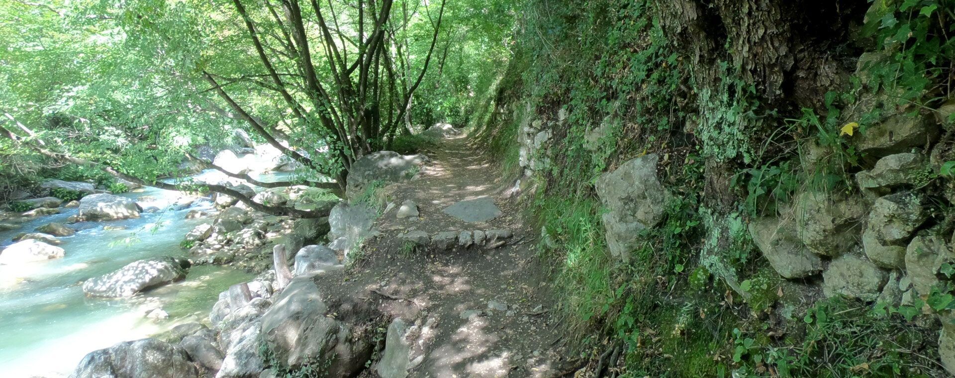 Sentier le long de la rivière du Loup - Alpes-Maritimes, France