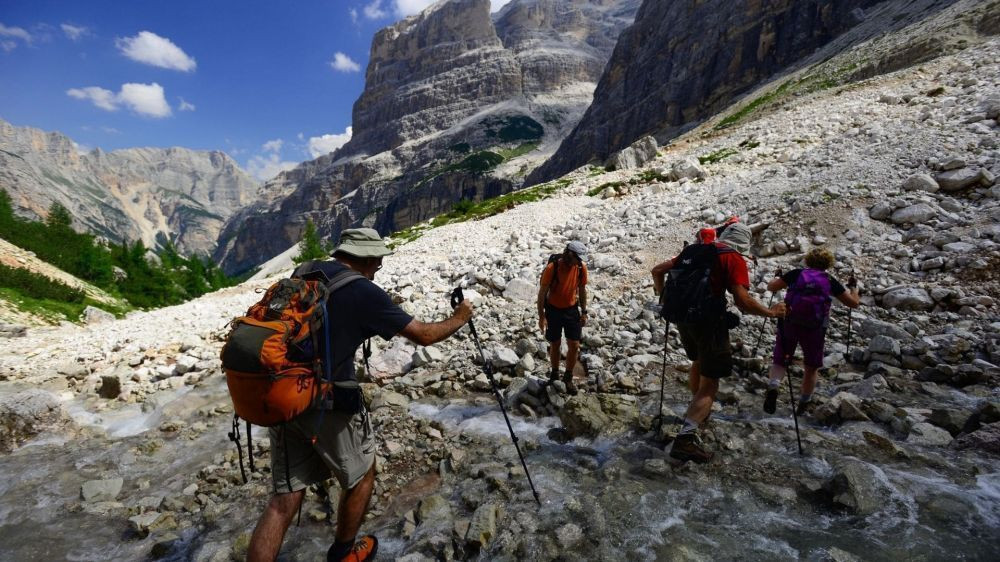 Randonneurs sur un sentier rocailleux - Dolomites - Italie