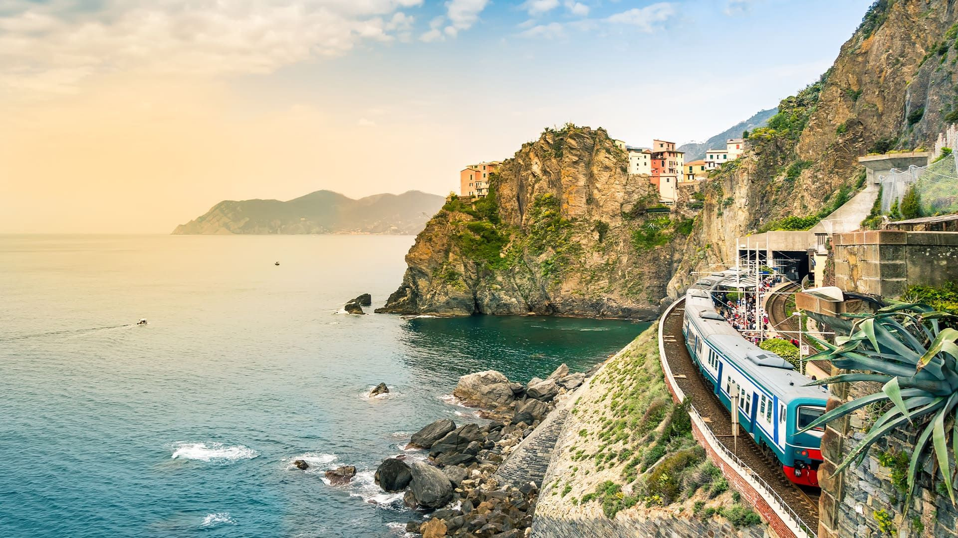Train longeant la côte des Cinque Terre - Ligurie - Italie