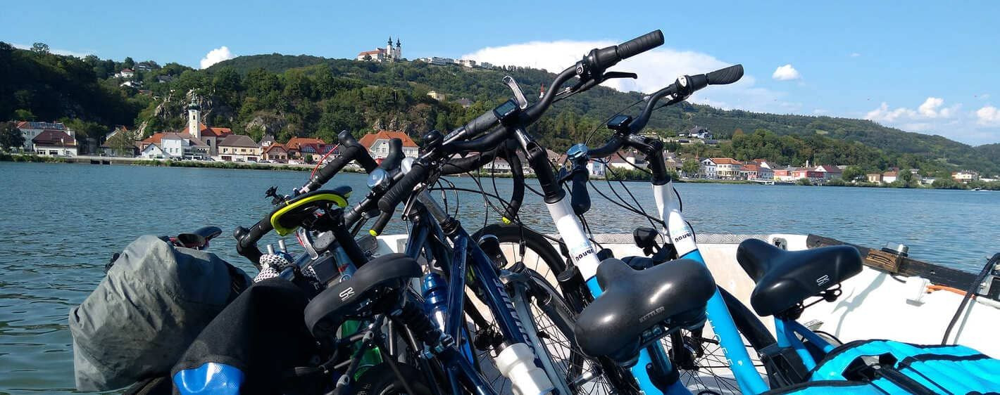 Vélos chargés sur un bateau face à Marbach an der Donau - Danube - Allemagne