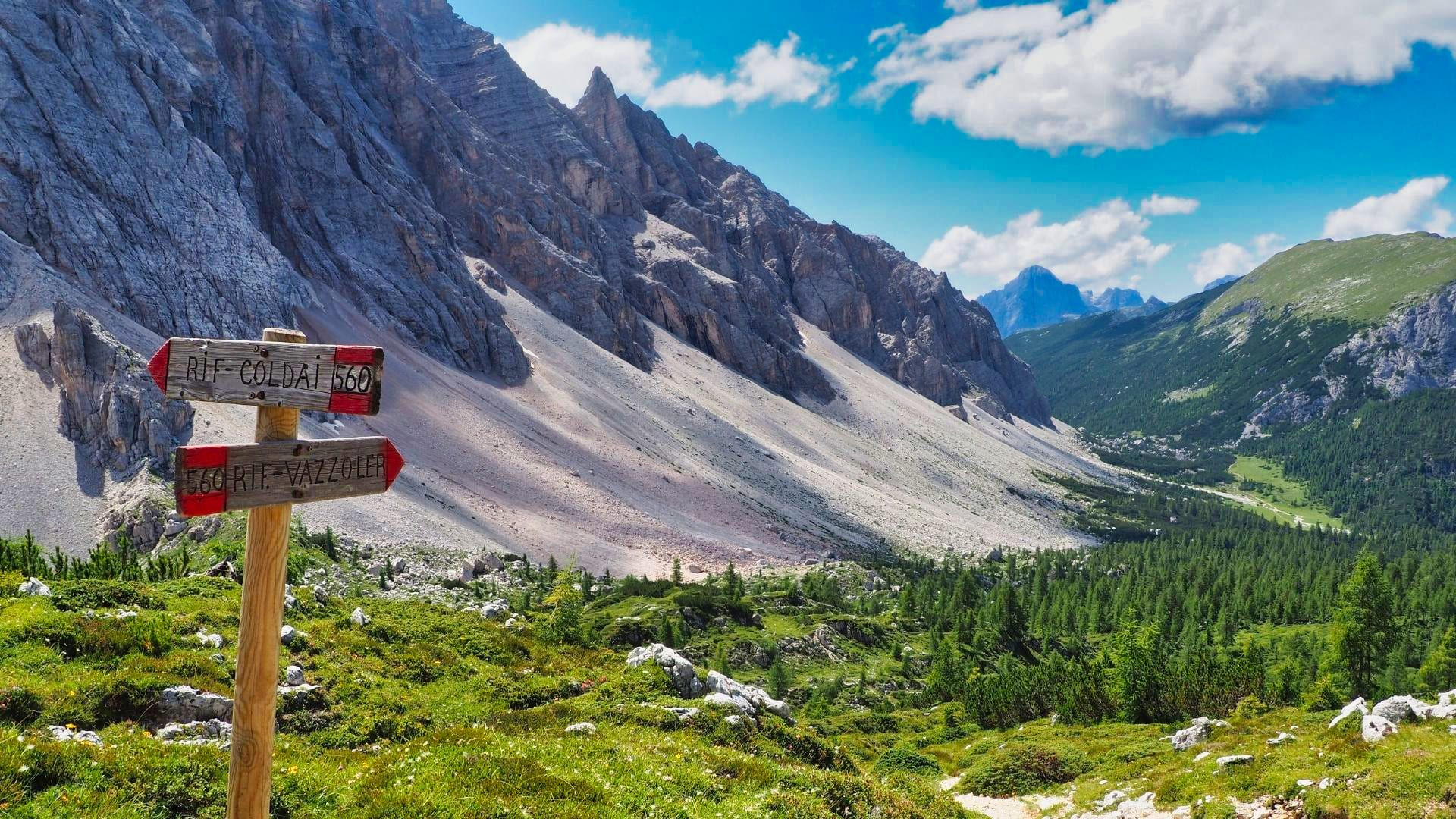 © Thomas Praire Panneaux de sentier sur l'Alta Via 1, massif de la Civetta - Dolomites - Italie