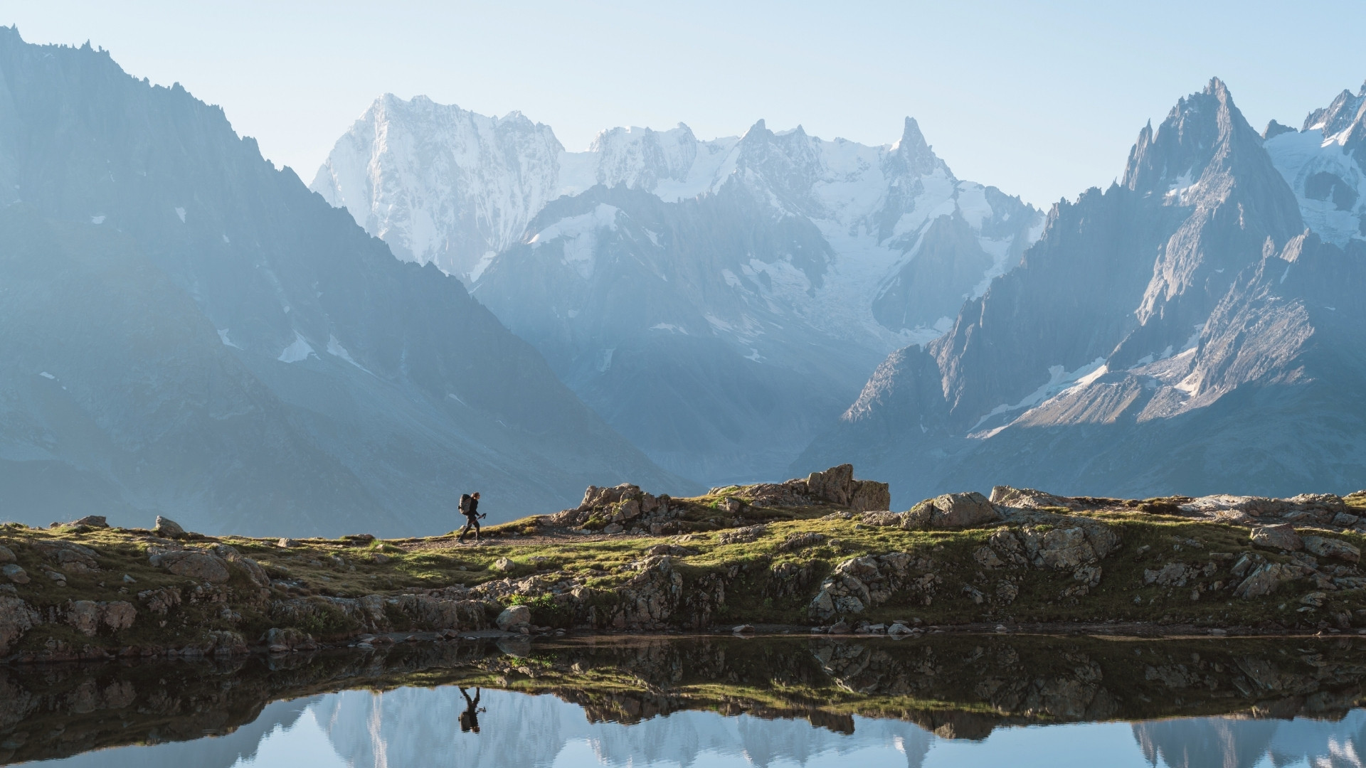 Randonneur devant les aiguilles enneigées - Tour du Mont-Blanc - France