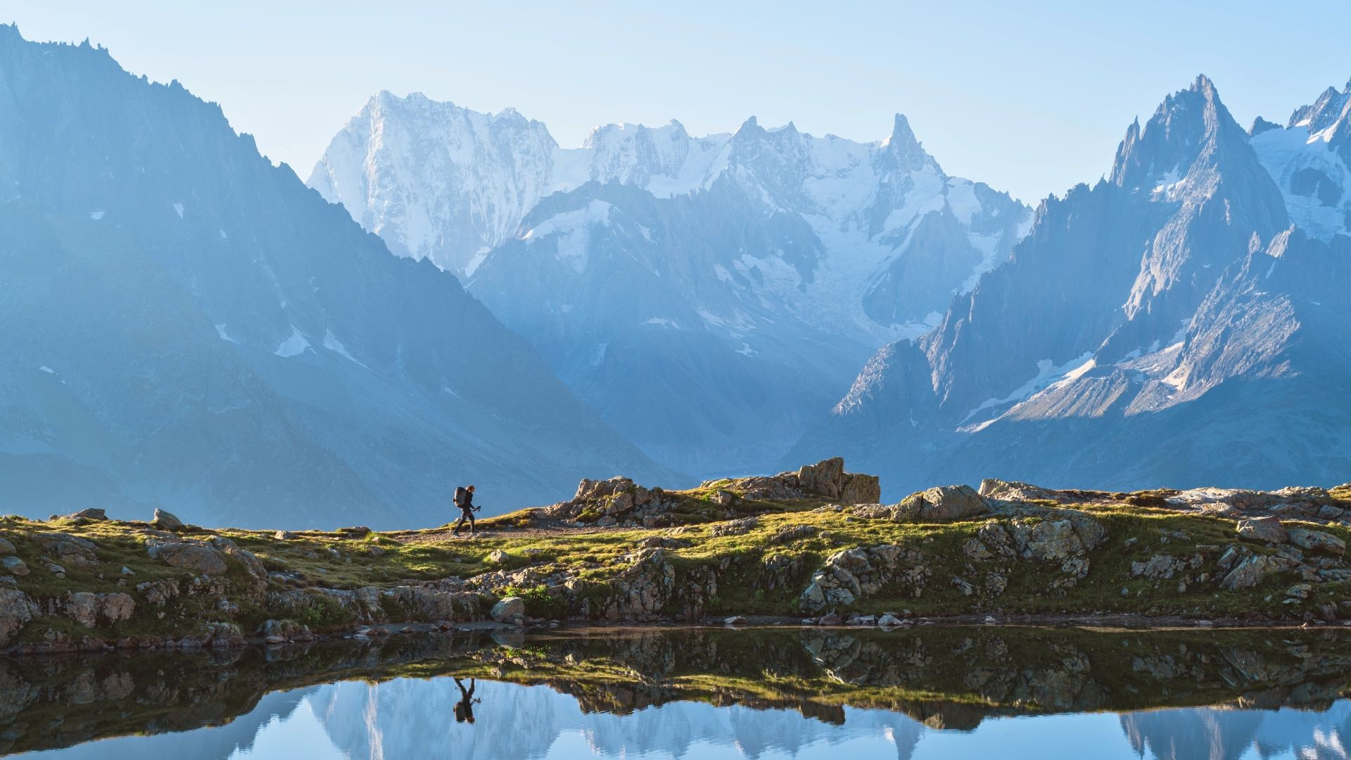 Randonneur au bord d'un lac - Tour du Mont-Blanc - Alpes - France