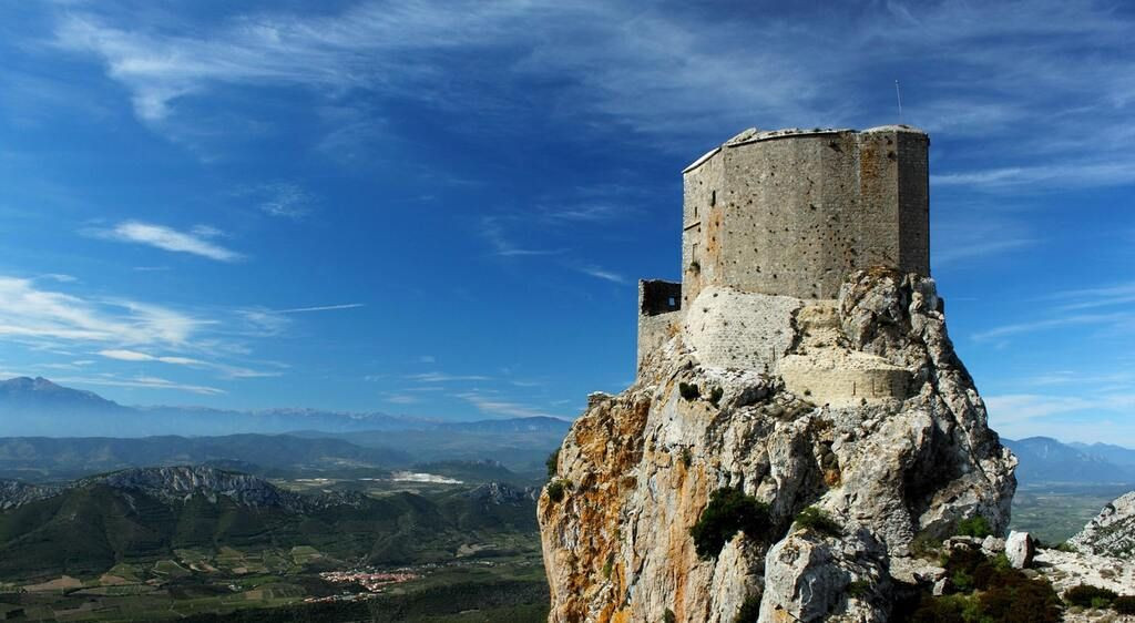 Château cathare de Quéribus sur son piton rocheux - Corbières - France