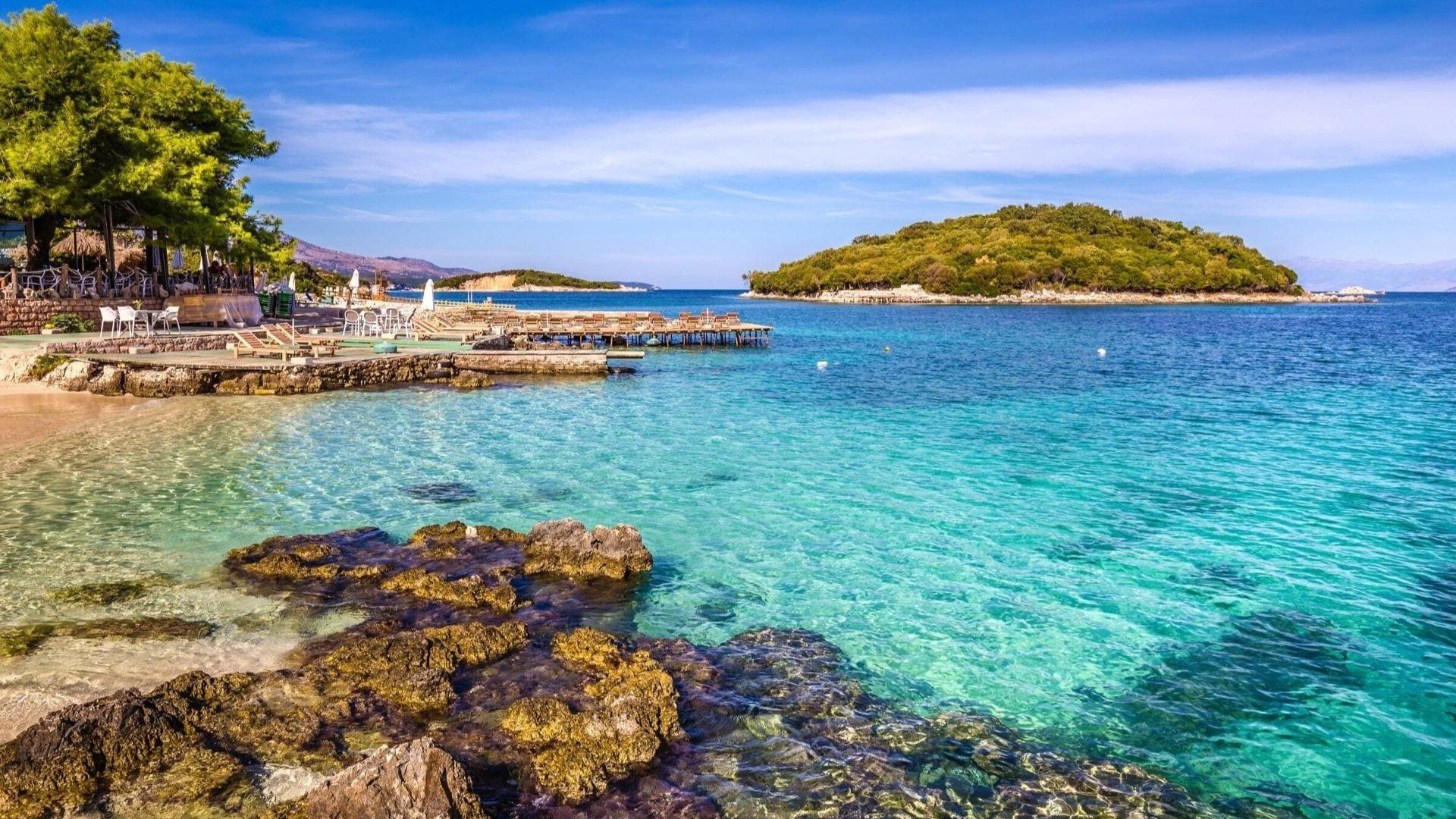Baie turquoise et îlot boisé de Ksamil - Riviera albanaise - Albanie