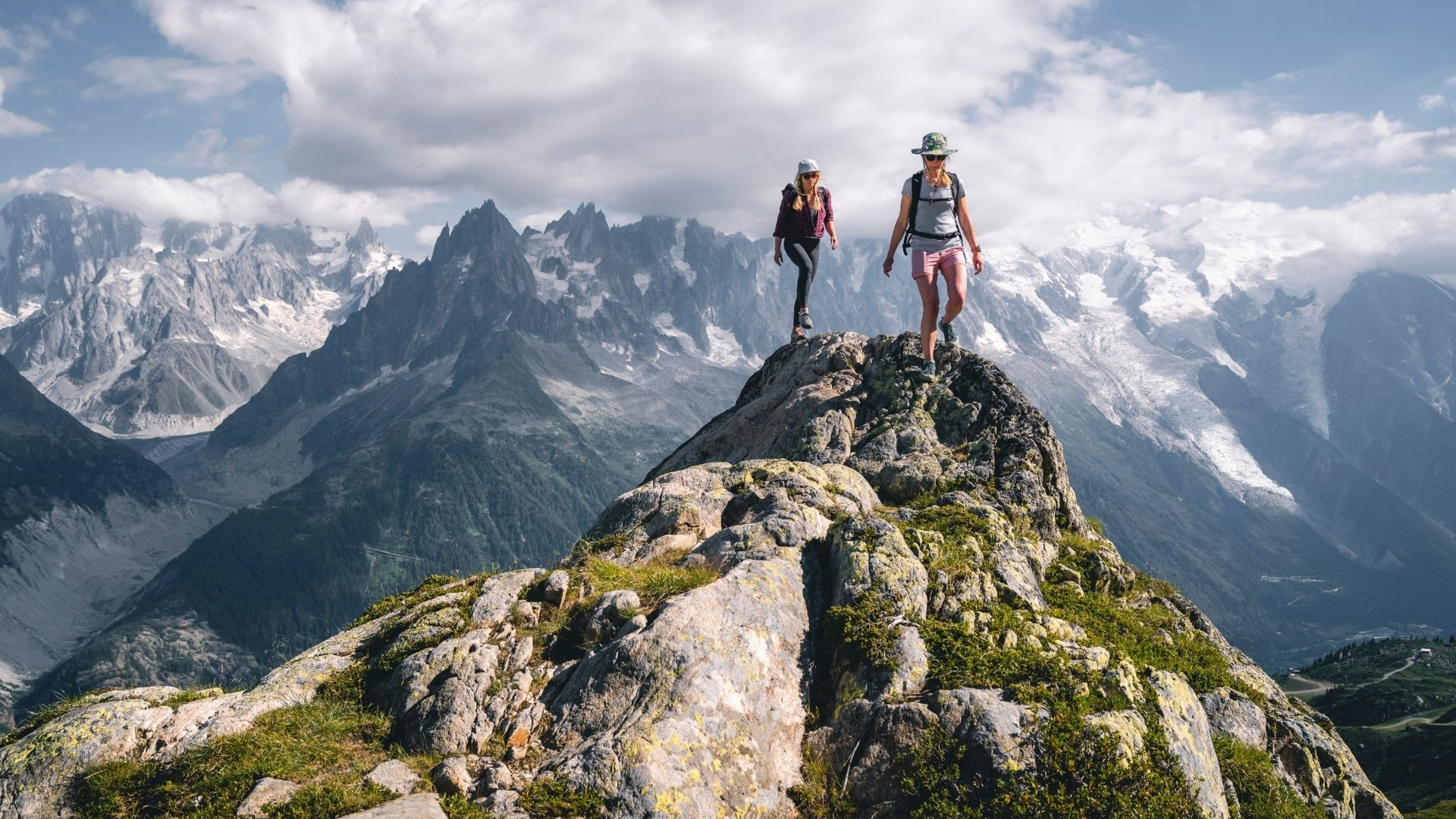 Deux randonneuses sur une arête face au massif du Mont-Blanc - Alpes - France