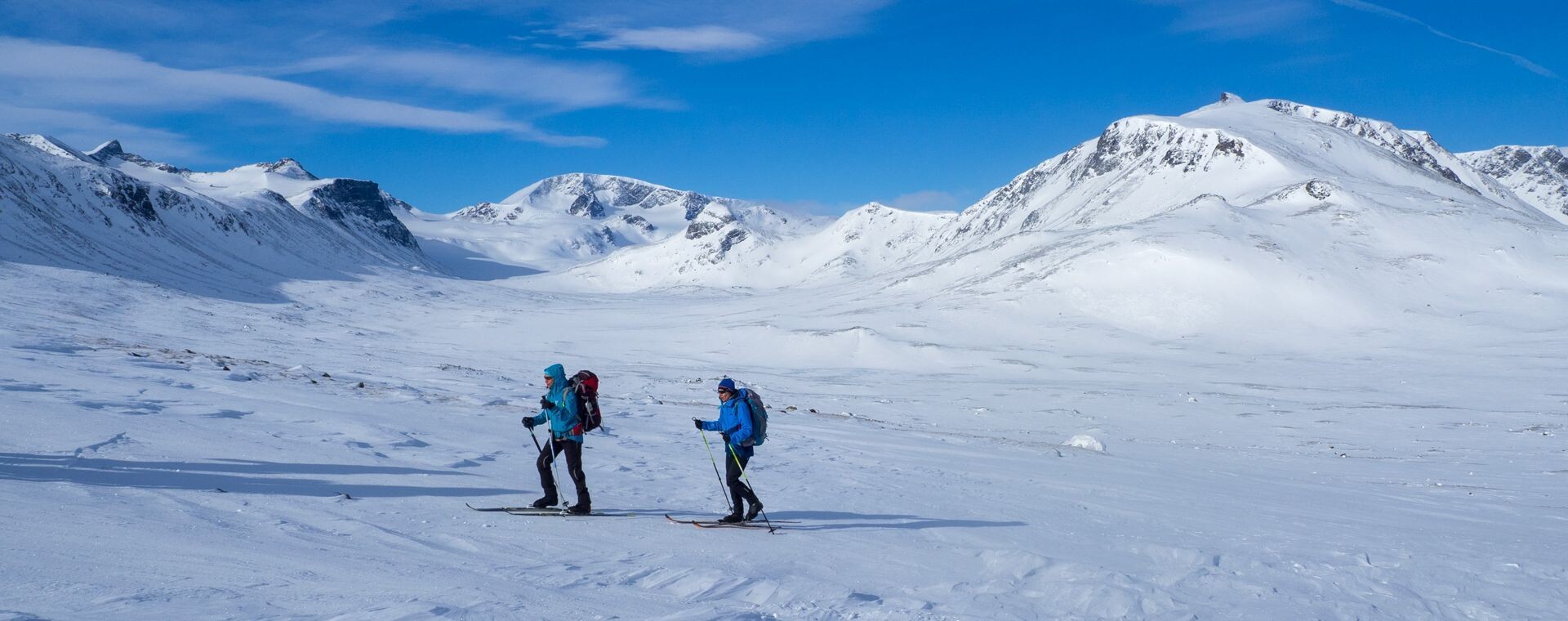 Deux skieurs de randonnée nordique face aux sommets - Jotunheimen - Norvège